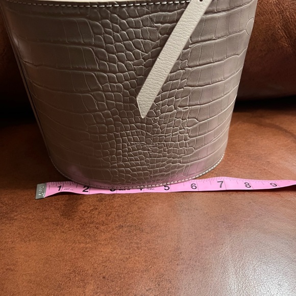 Women’s Beige Crossbody Pull String Closure Purse/Handbag Croc inspired Shell. - Picture 5 of 6